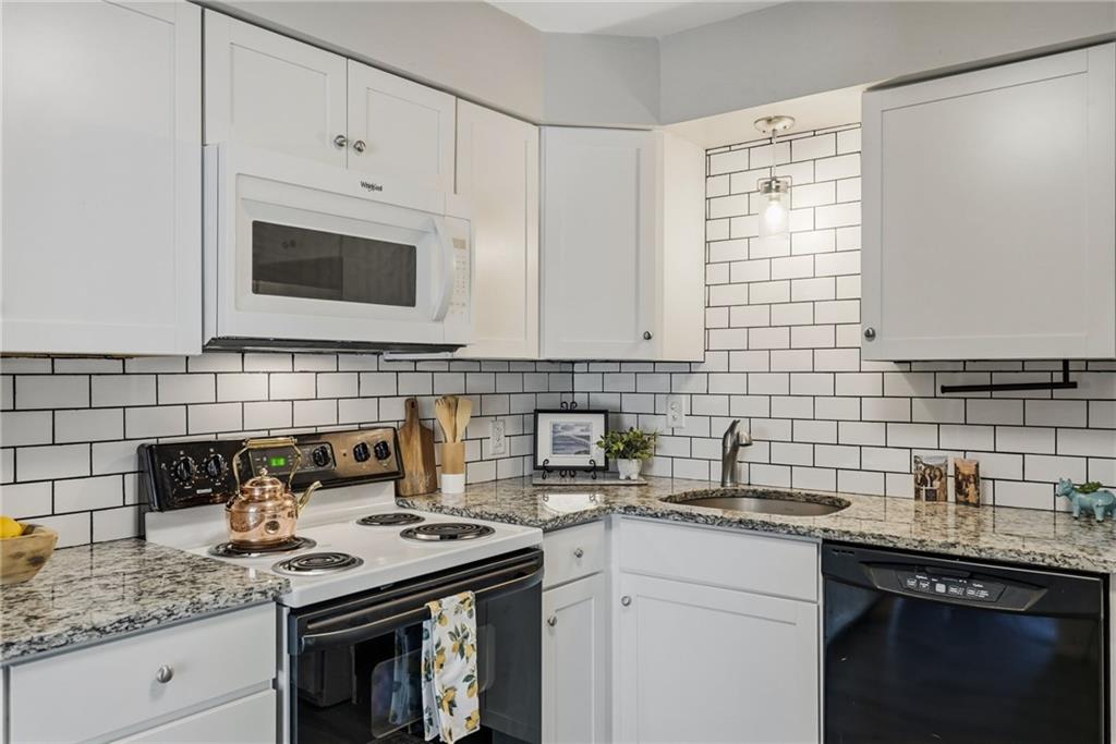 551 Sloop Road, Unit 67 Pittsburgh, PA 15237 - Photo 21 of 39 Subway tile goes to the bulkhead!