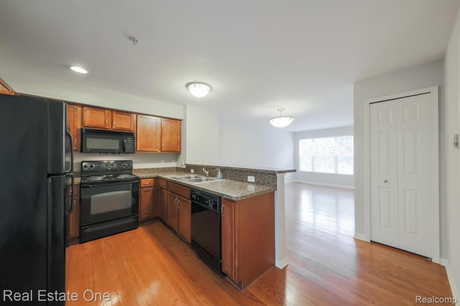 1099 Beaver Run, Unit 76 Troy, MI 48083 - Photo 7 of 28 7-BeaverRun.jpg