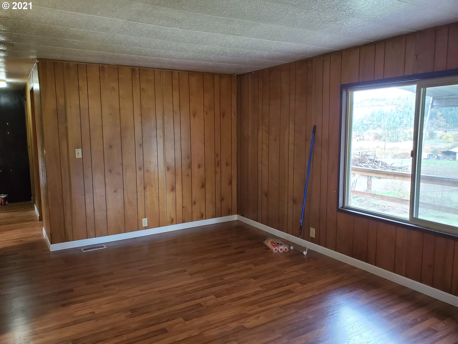 732 Valley View Road Sutherlin, OR 97479 - Photo 5 of 16 an empty room with wooden floor