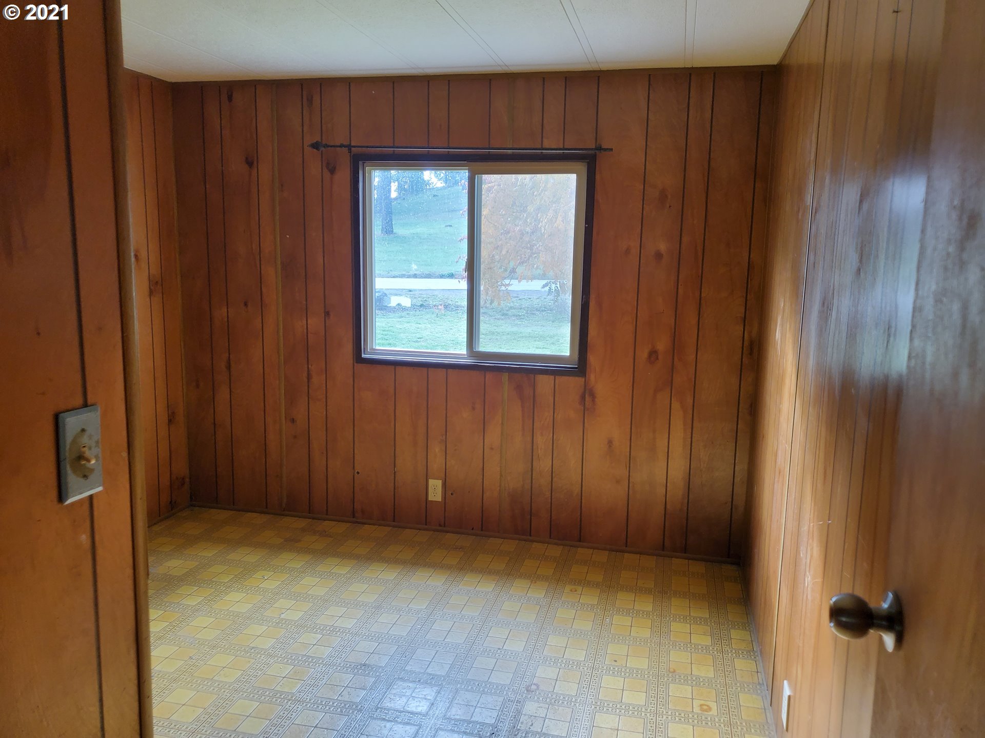 732 Valley View Road Sutherlin, OR 97479 - Photo 6 of 16 a view of an empty room with wooden door