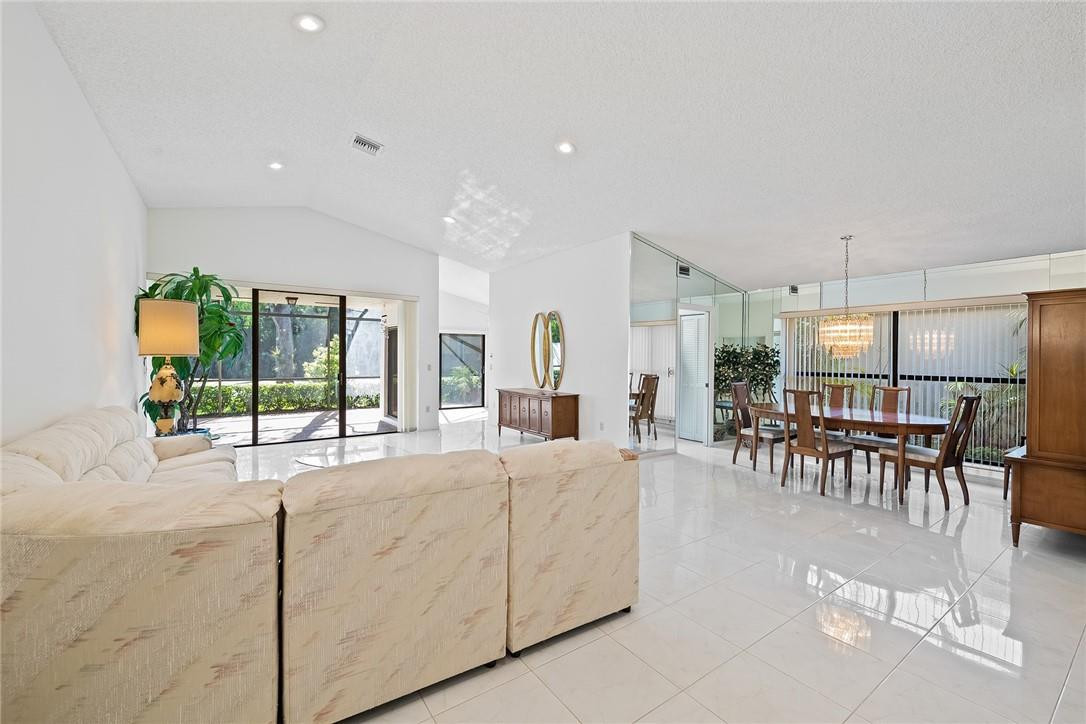 21362 Bridgeview Drive Boca Raton, FL 33428 - Photo 5 of 31 Great room - Dining area