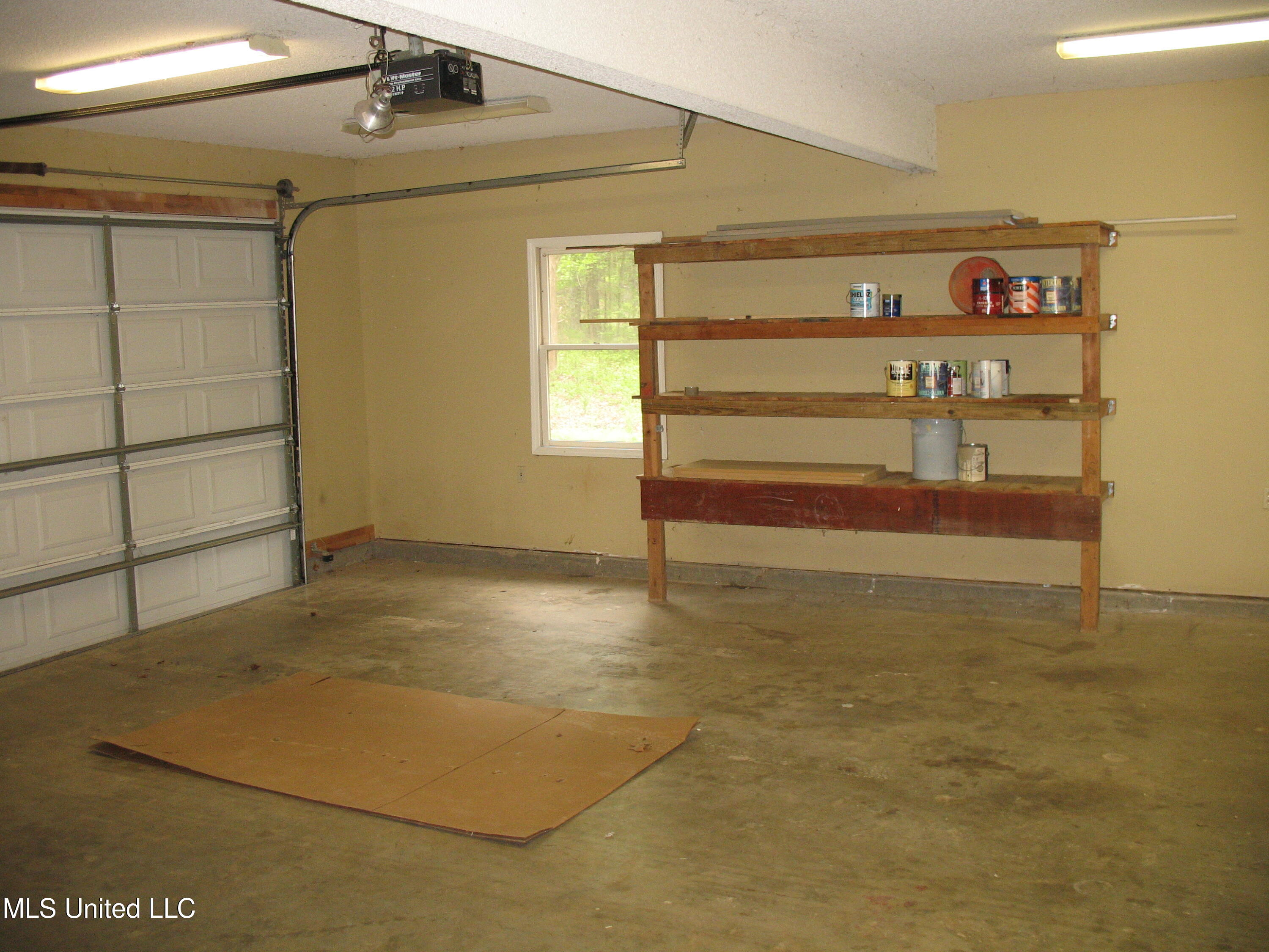 3981 Pleasant Hill Road Olive Branch, MS 38654 - Photo 31 of 45 Garage