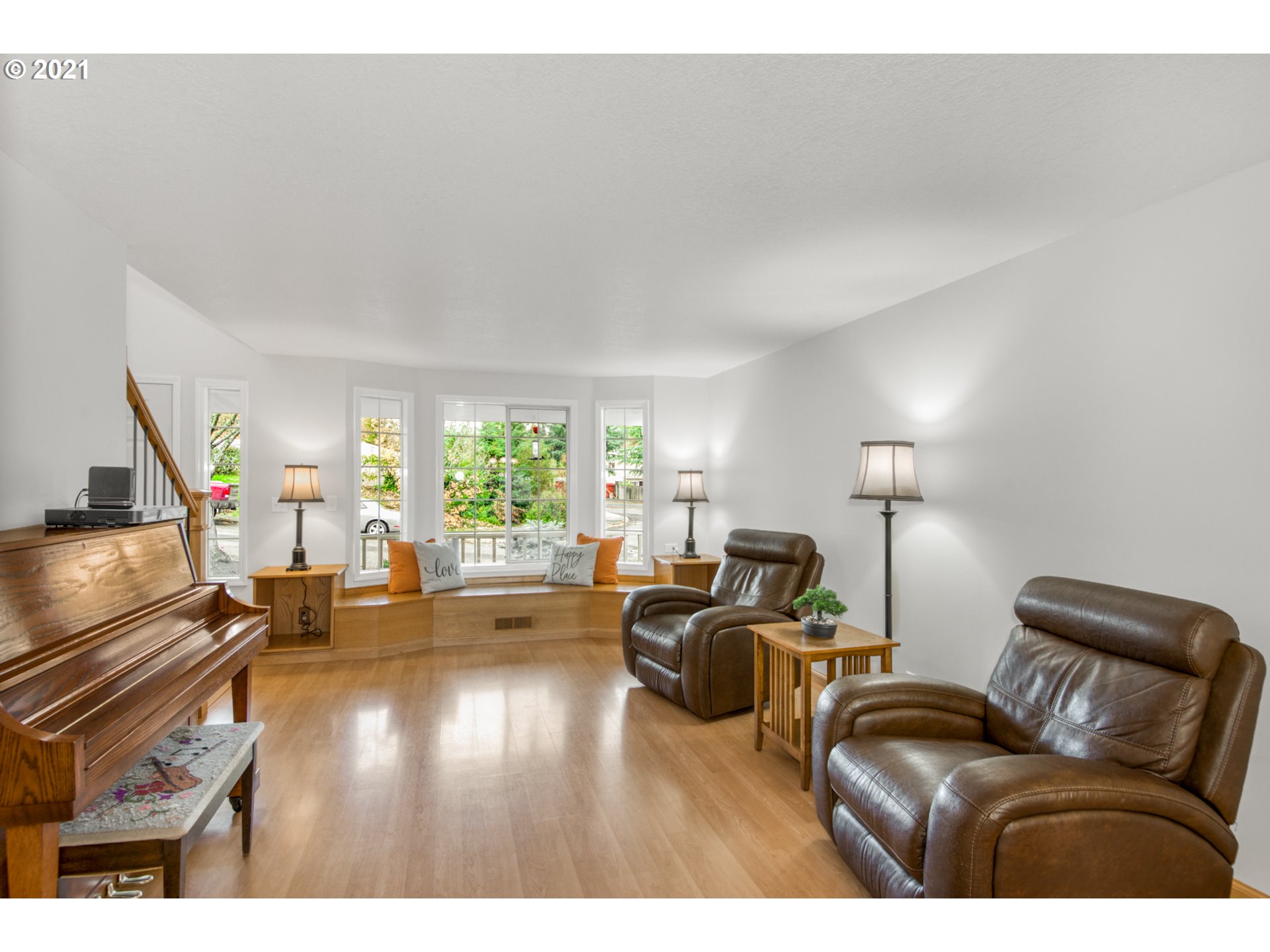 16554 Southwest Hart Road Beaverton, OR 97007 - Photo 4 of 29 Gallery Image 4