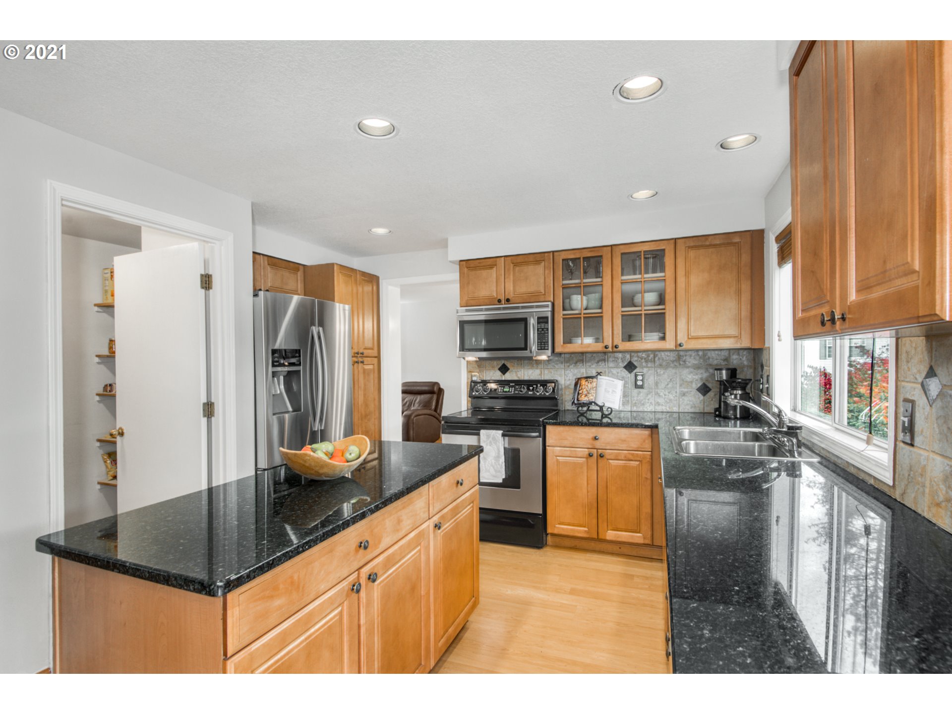16554 Southwest Hart Road Beaverton, OR 97007 - Photo 9 of 29 Gallery Image 9