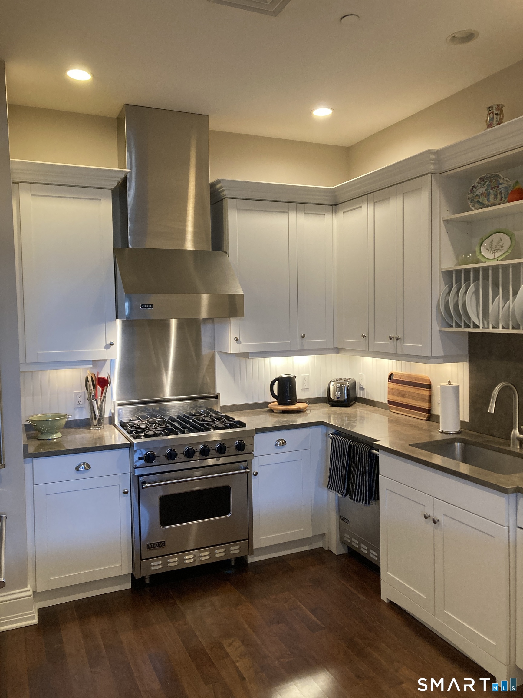75 Stone Ridge Way, Unit 3A Fairfield, CT 06824 - Photo 4 of 27 a kitchen with a stove and a sink