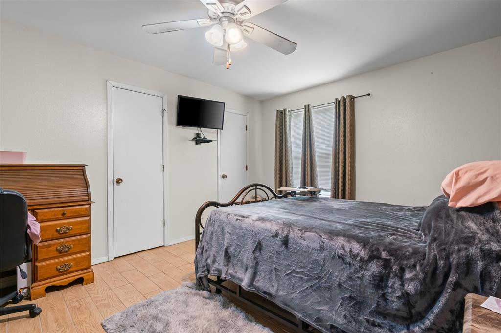 1205 South Rusk Street Weatherford, TX 76086 - Photo 16 of 27 Primary Bedroom