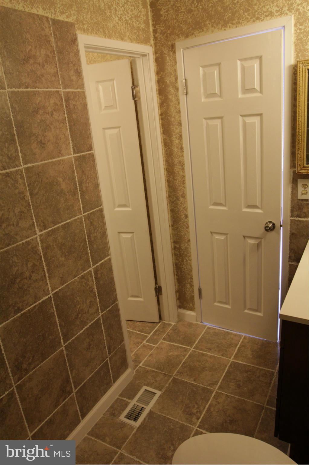 19581 Transhire Road Gaithersburg, MD 20886 - Photo 13 of 30 Bath (Master)