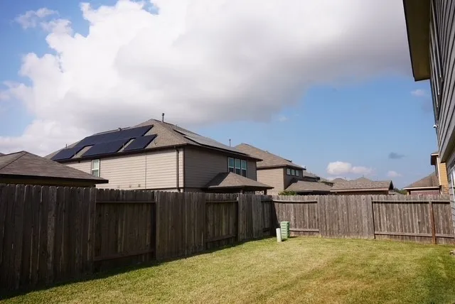 a view of a backyard