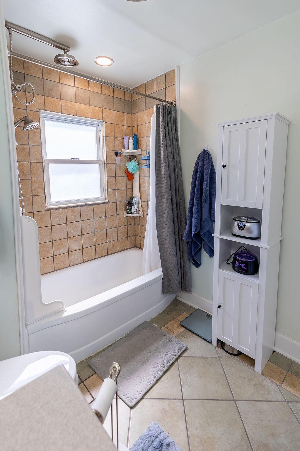 598 Commanche Road Chillicothe, OH 45601 - Photo 39 of 48 Upper Full Bath