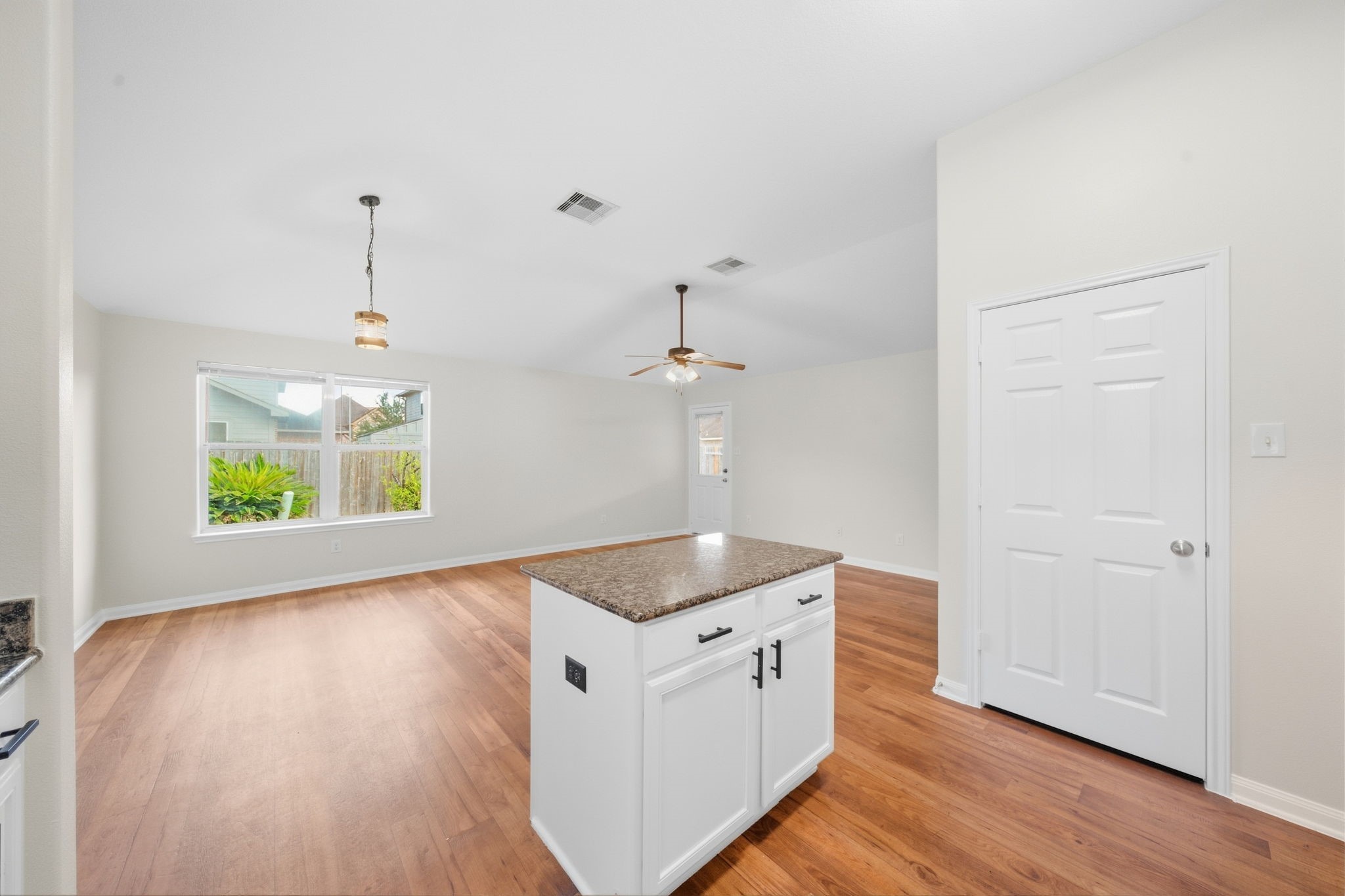 9834 Opal Rock Drive Rosharon, TX 77583 - Photo 11 of 29 Gallery Image 11