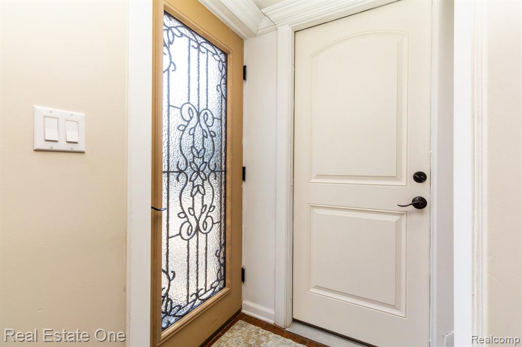 2236 Oklahoma Avenue Rochester Hills, MI 48309 - Photo 5 of 57