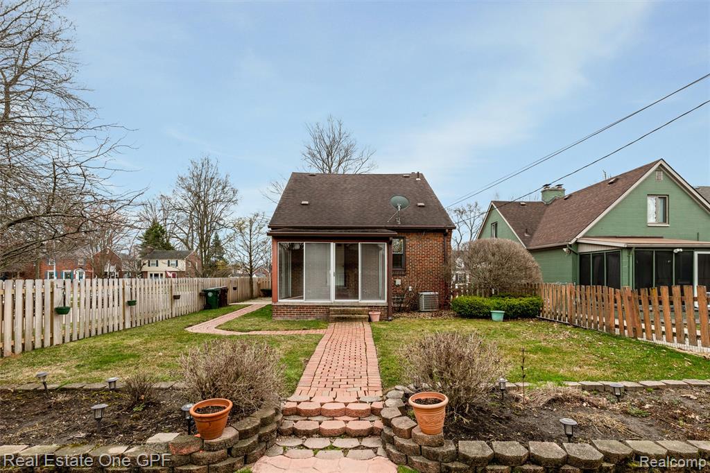 1488 Roslyn Road Grosse Pointe Woods, MI 48236 - Photo 31 of 40