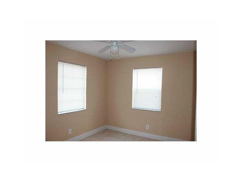 1013 Foster Road, Unit 13 Hallandale Beach, FL 33009 - Photo 13 of 26 Exterior Front