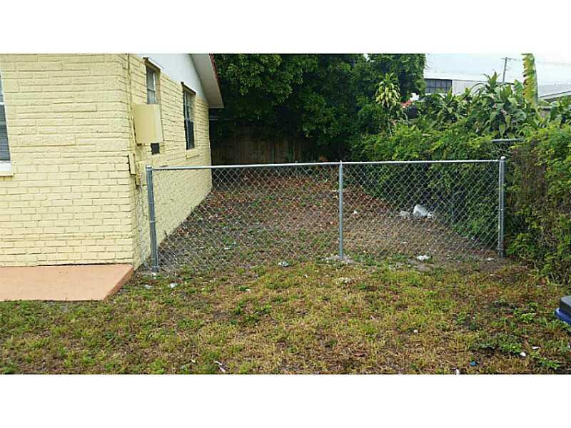 1013 Foster Road, Unit 13 Hallandale Beach, FL 33009 - Photo 17 of 26 Exterior Front