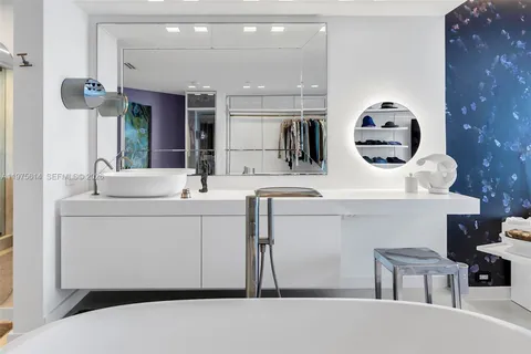 $2,295,000 | 10 Venetian Way, Unit 904, Miami Beach, FL 33139