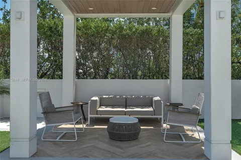 $2,295,000 | 10 Venetian Way, Unit 904, Miami Beach, FL 33139