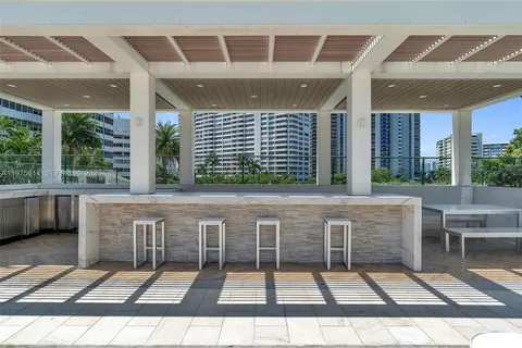 $2,295,000 | 10 Venetian Way, Unit 904, Miami Beach, FL 33139