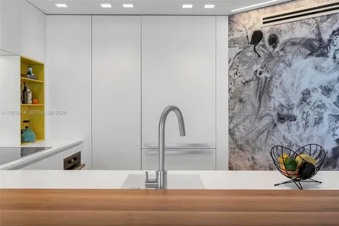 $2,295,000 | 10 Venetian Way, Unit 904, Miami Beach, FL 33139