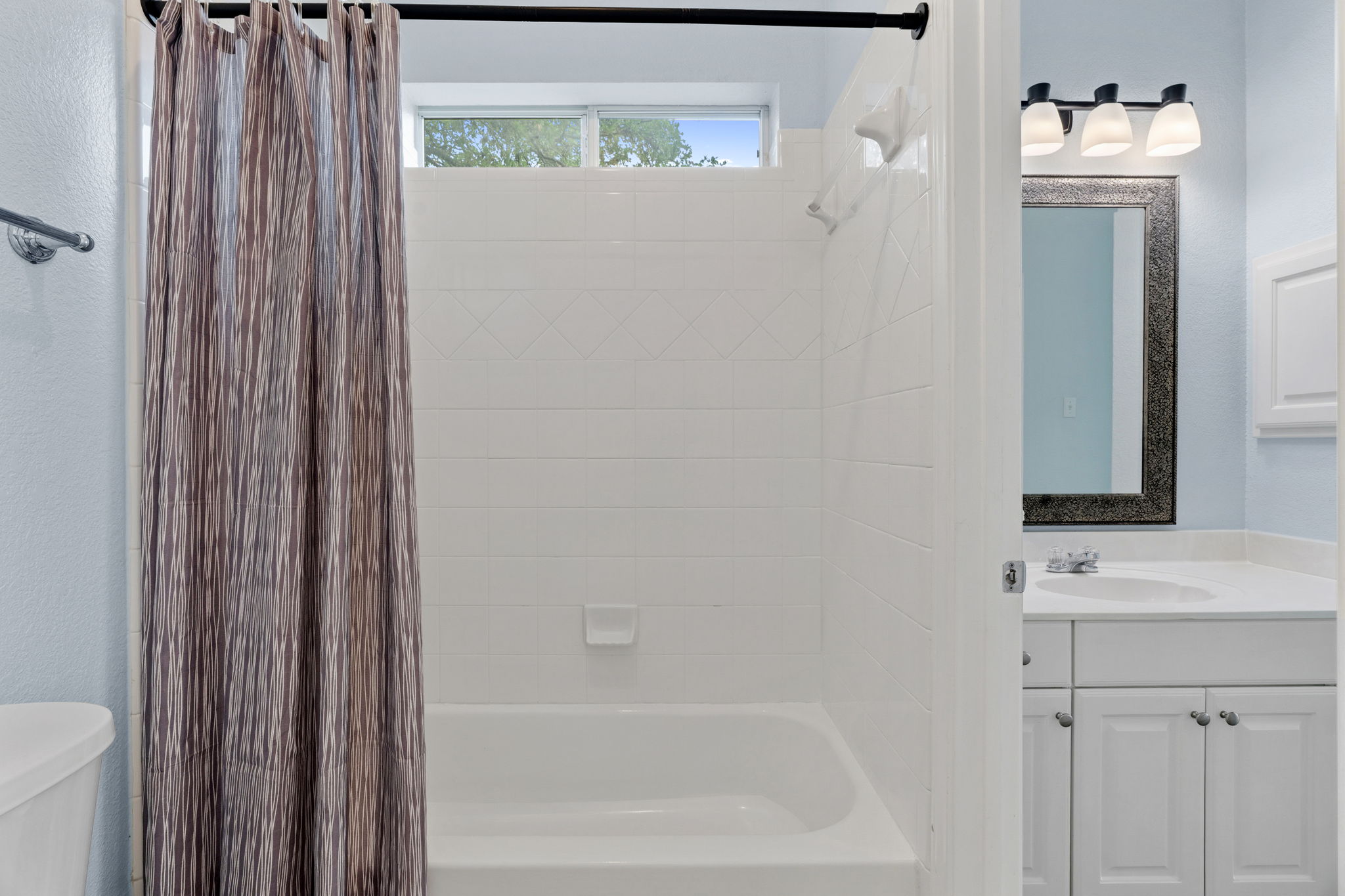 11532 Lafitte Lane Austin, TX 78739 - Photo 33 of 40 Jack and Jill Bathroom