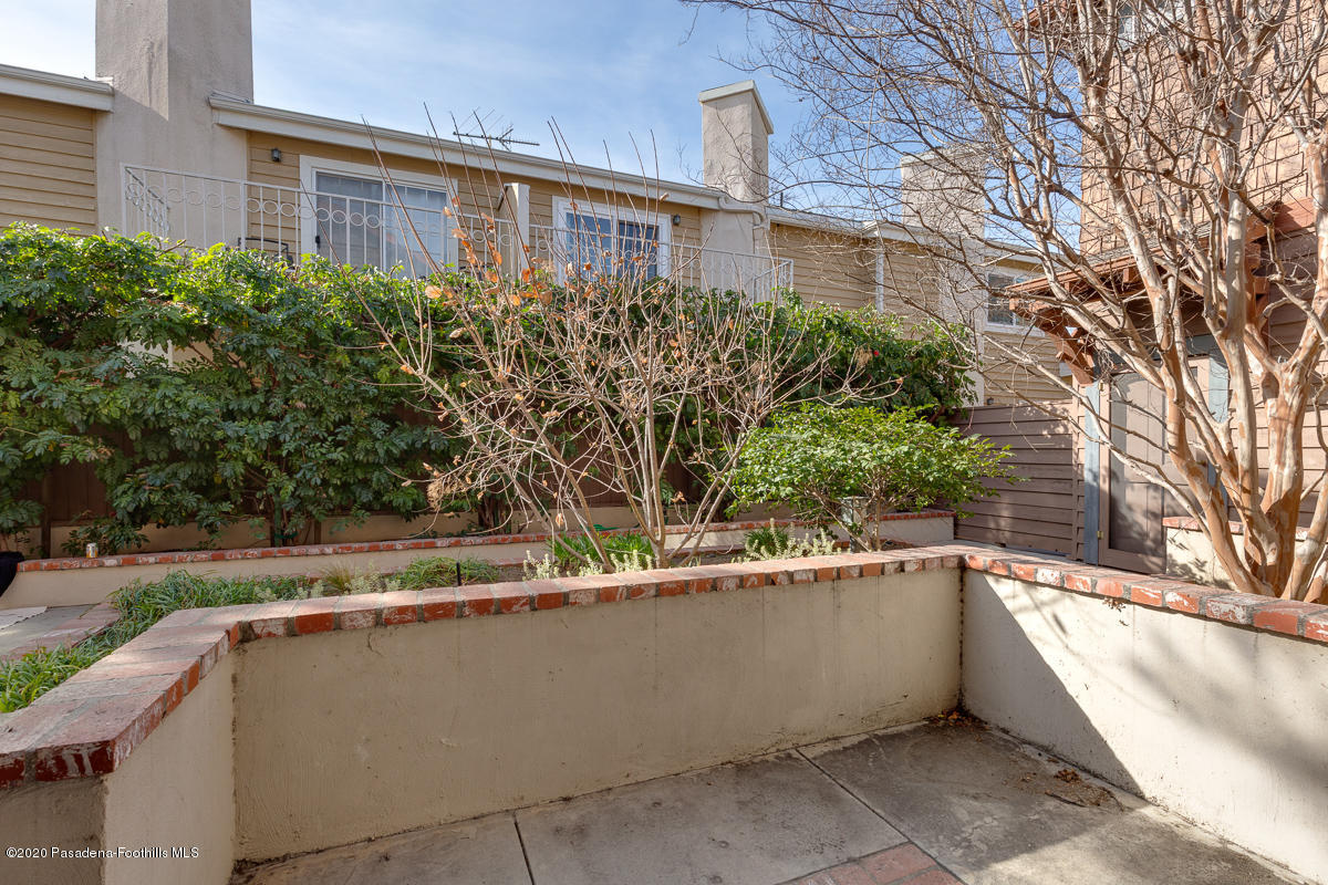 306 Alpine Street, Unit 3 Pasadena, CA 91106 - Photo 24 of 26 a view of outdoor space and yard