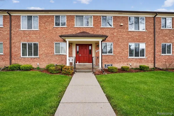 $149,500 | 22850 East 9 Mile Road, Unit 11, St. Clair Shores, MI 48080