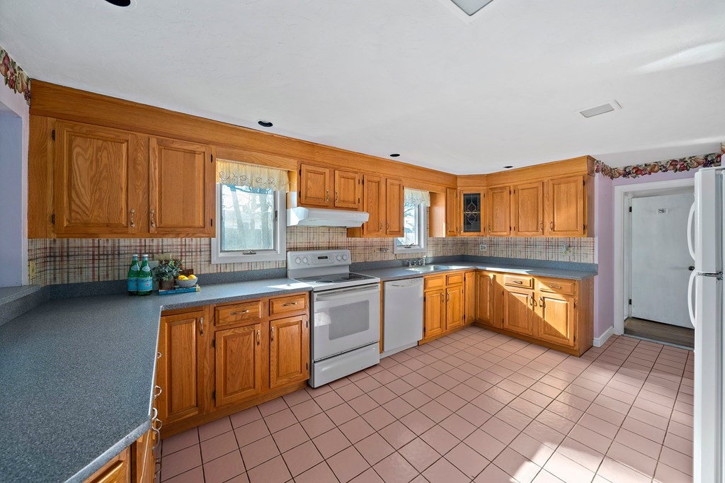 79 Milton Road Braintree, MA 02184 - Photo 6 of 26 Gallery Image 6