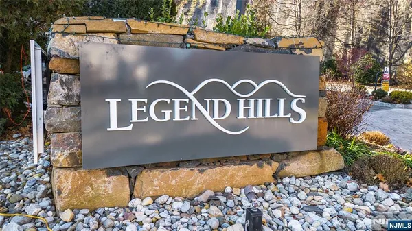 $4,000 | 19 Legend Hills Drive, Unit 19, Edgewater, NJ 07010