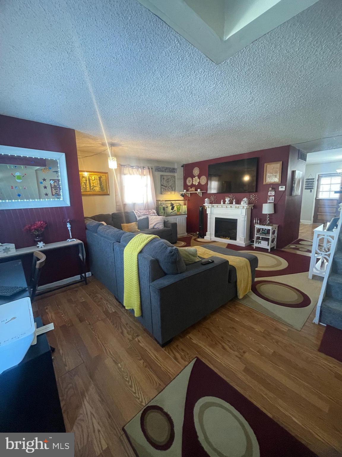 12123 Rambler Road Philadelphia, PA 19154 - Photo 4 of 28 Living Room