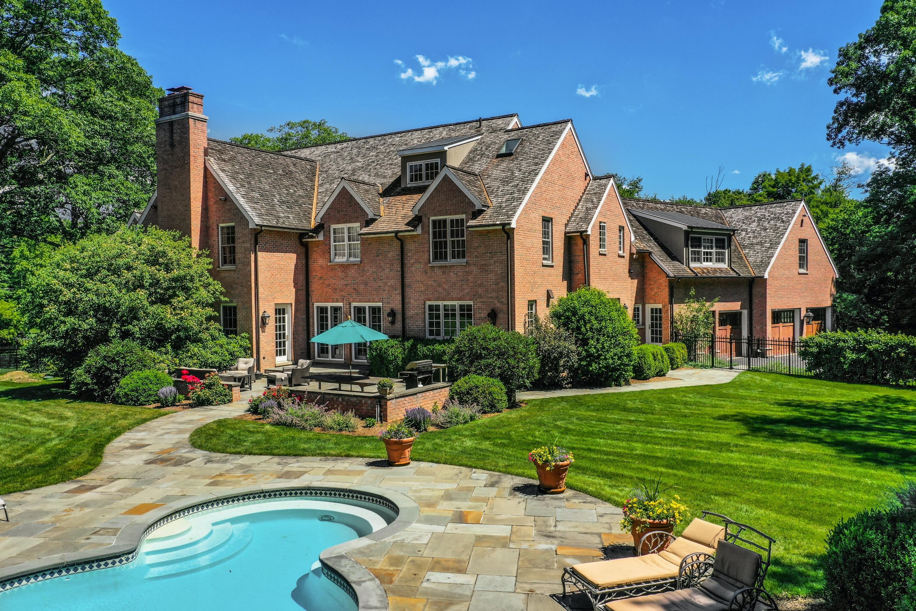910 Smith Ridge Road New Canaan, CT 06840 - Photo 31 of 40 a front view of a house with garden