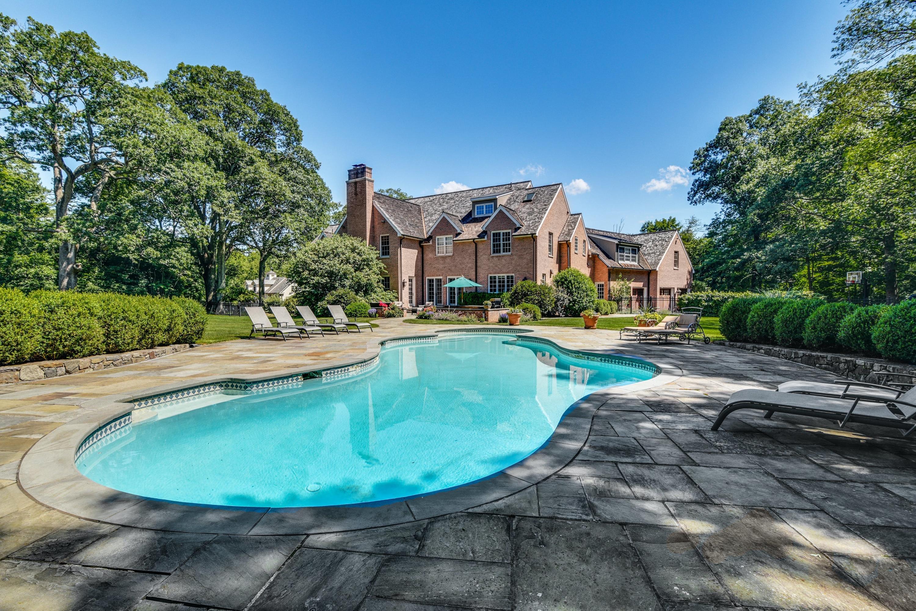 910 Smith Ridge Road New Canaan, CT 06840 - Photo 35 of 40 a view of a swimming pool with a yard