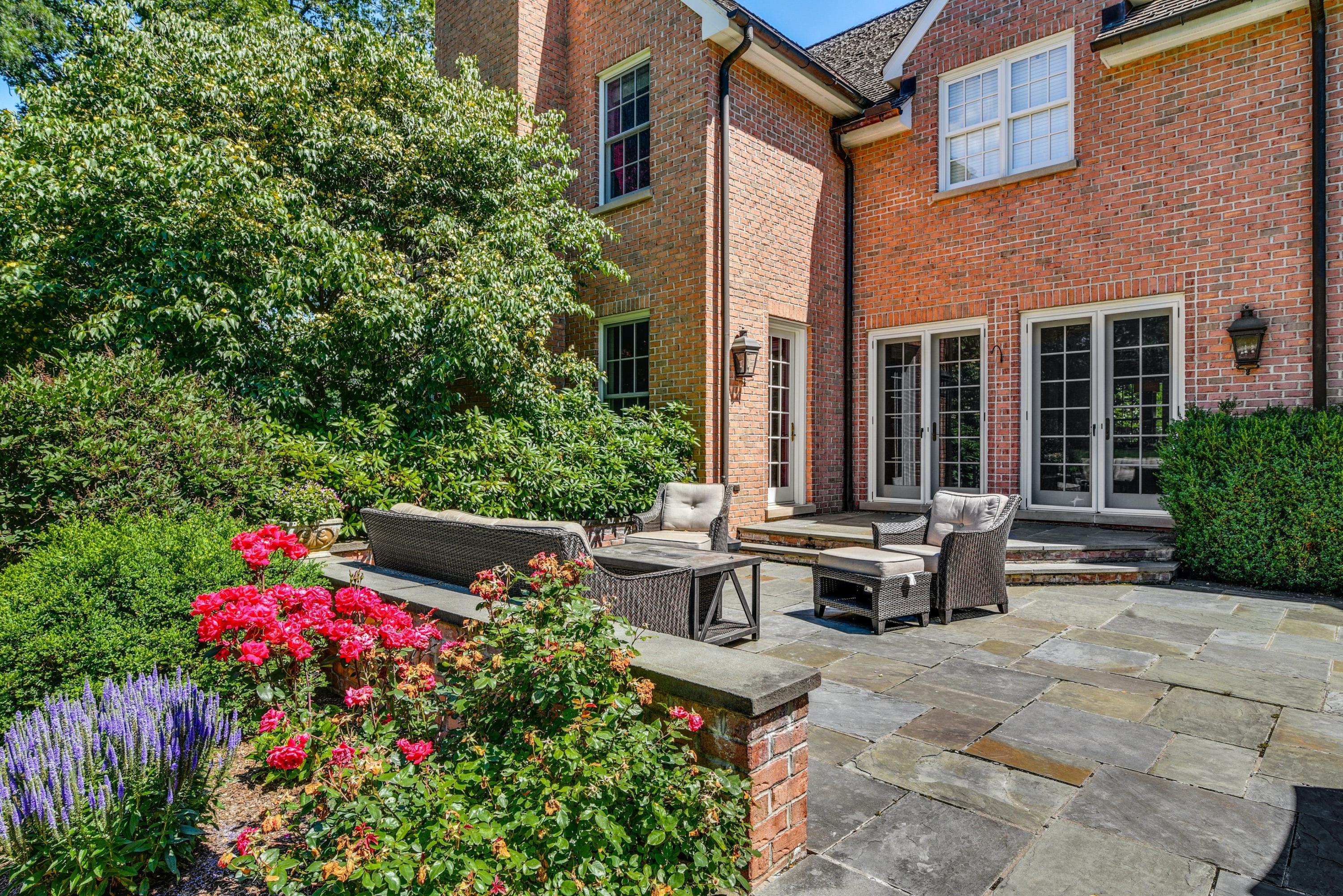 910 Smith Ridge Road New Canaan, CT 06840 - Photo 36 of 40 a view of a patio with table and chairs and potted plants