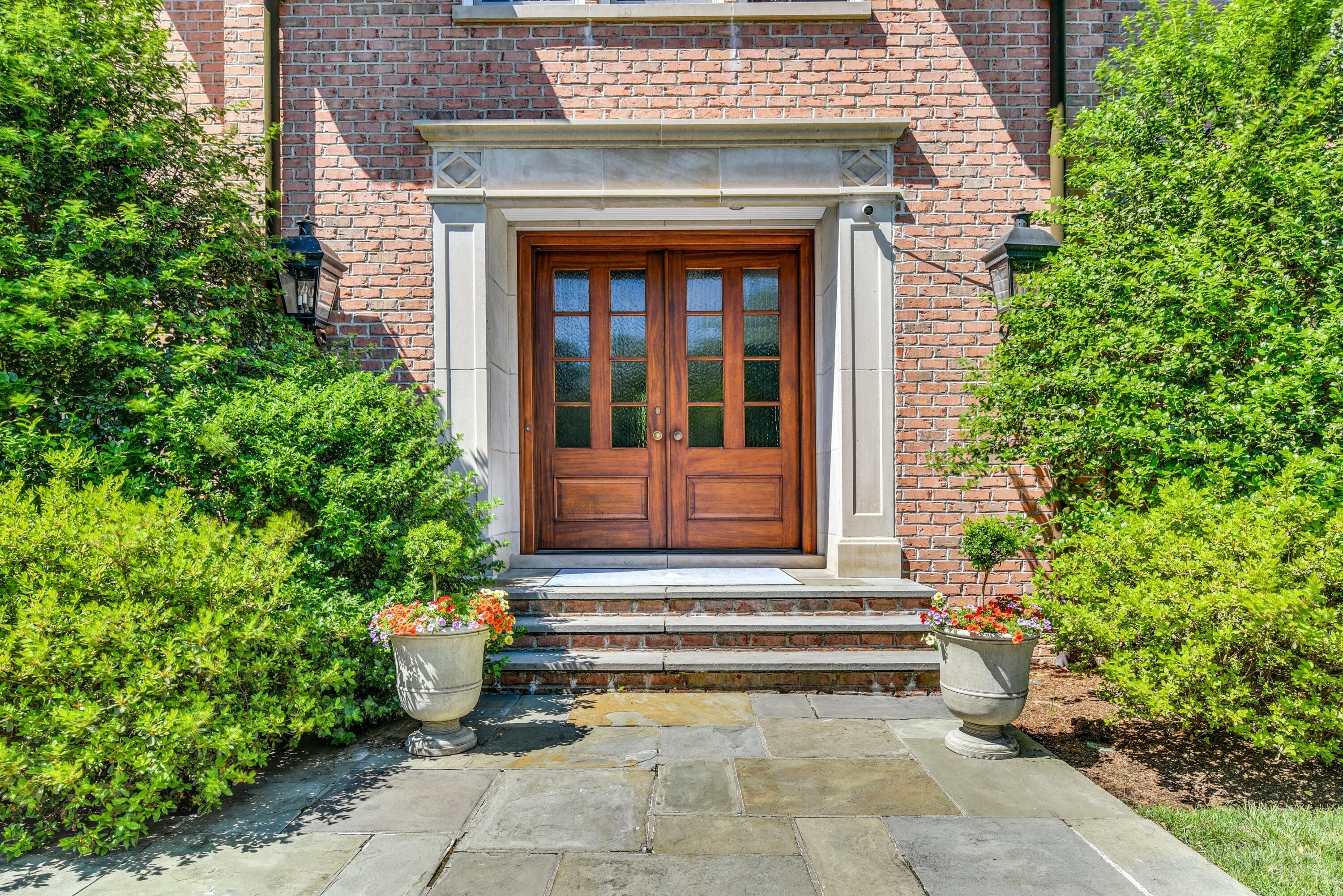 910 Smith Ridge Road New Canaan, CT 06840 - Photo 5 of 40 a front view of a house with plants