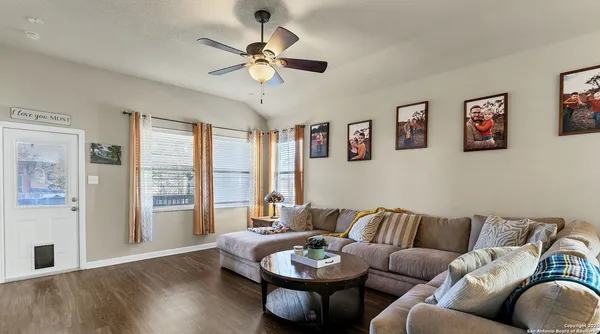 $1,800 | 11323 Oaks Hike, San Antonio, TX 78245