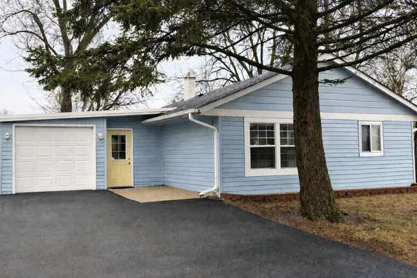 $260,000 | 11 Helm Road, Carpentersville, IL 60110