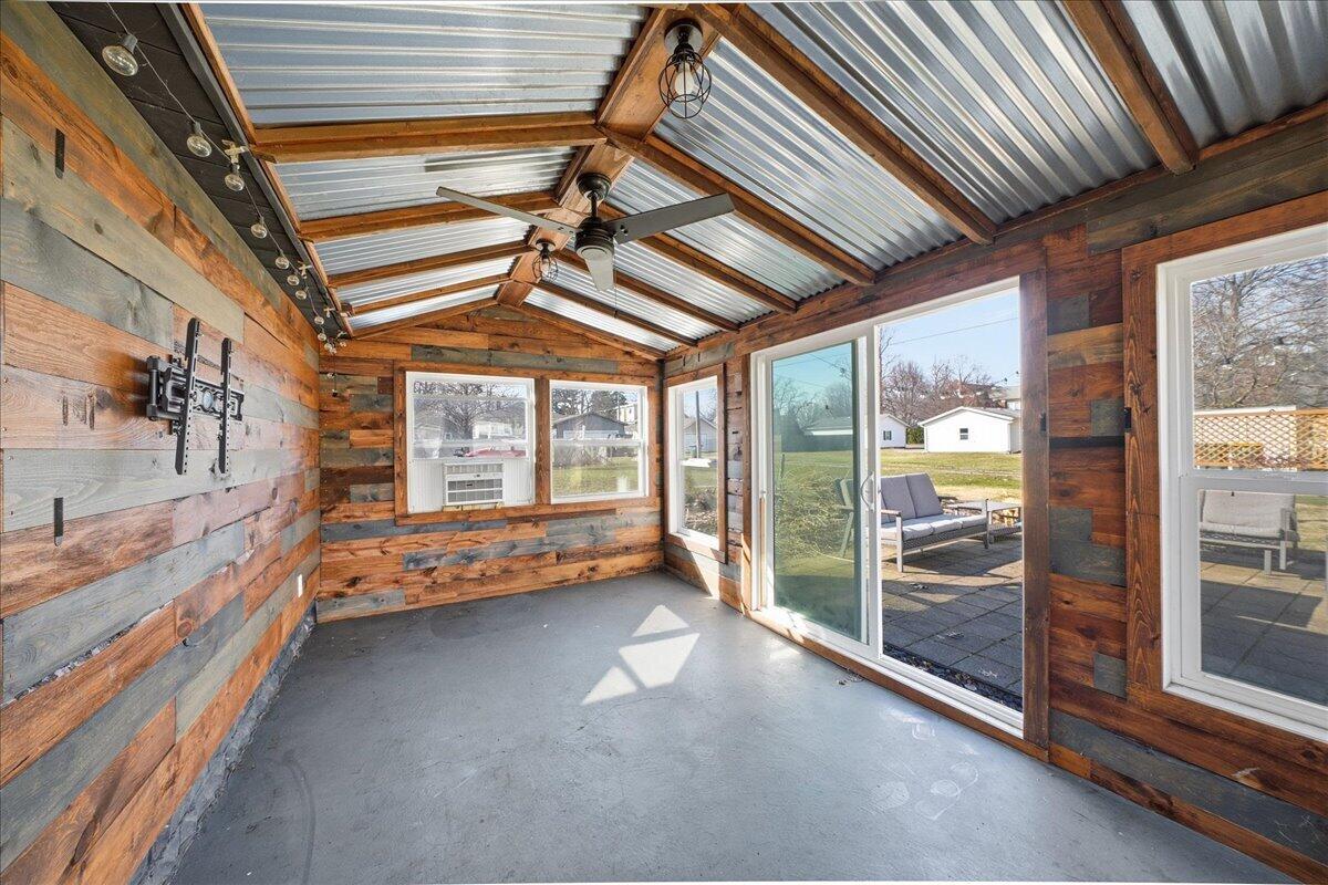 607 Oak Street Valparaiso, IN 46383 - Photo 26 of 32 1200x800