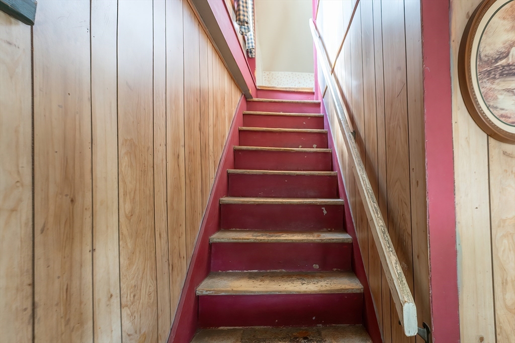 8 Thompson Road Webster, MA 01570 - Photo 11 of 24