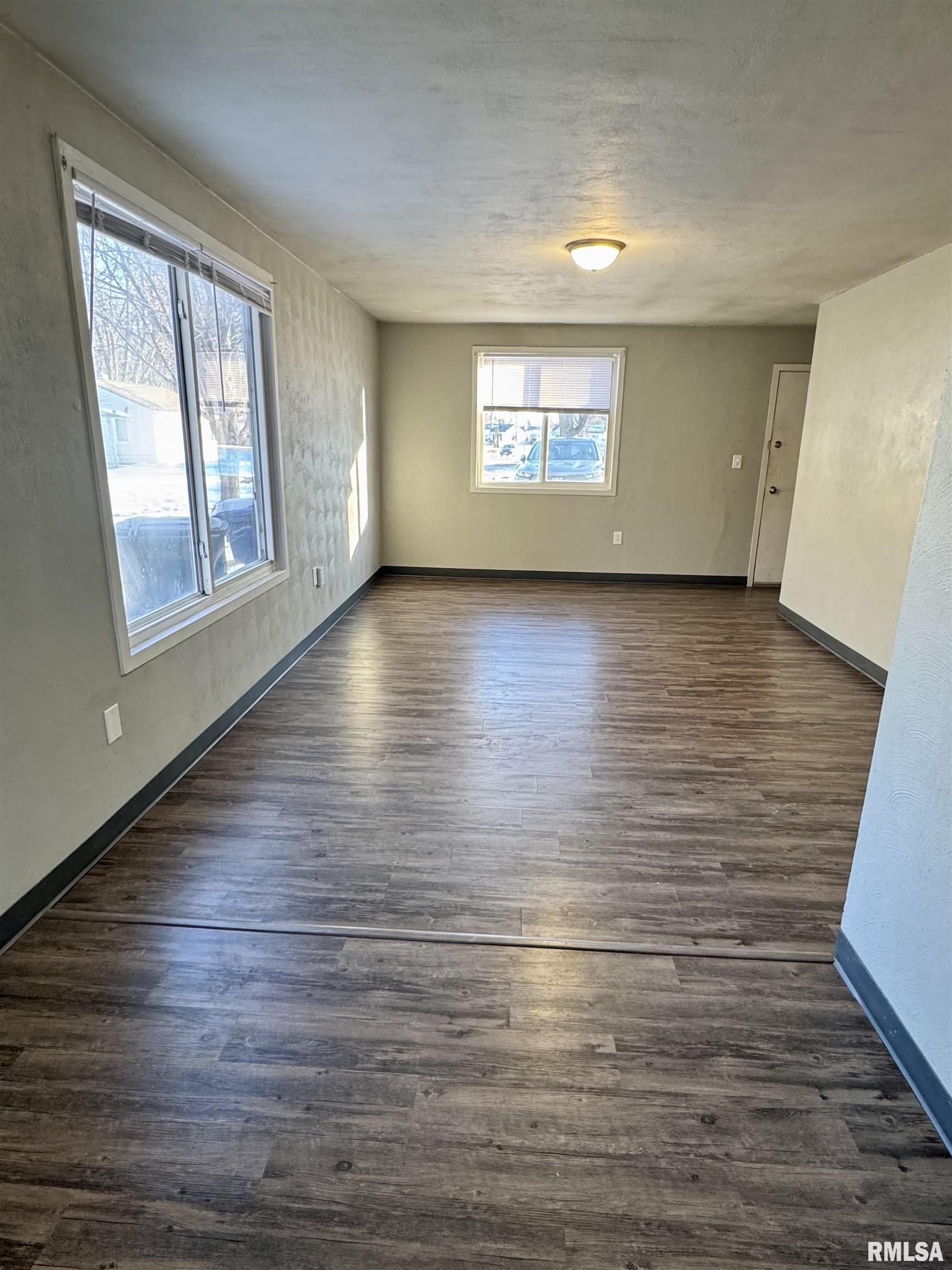 902 39th St Court Moline, IL 61265 - Photo 2 of 9