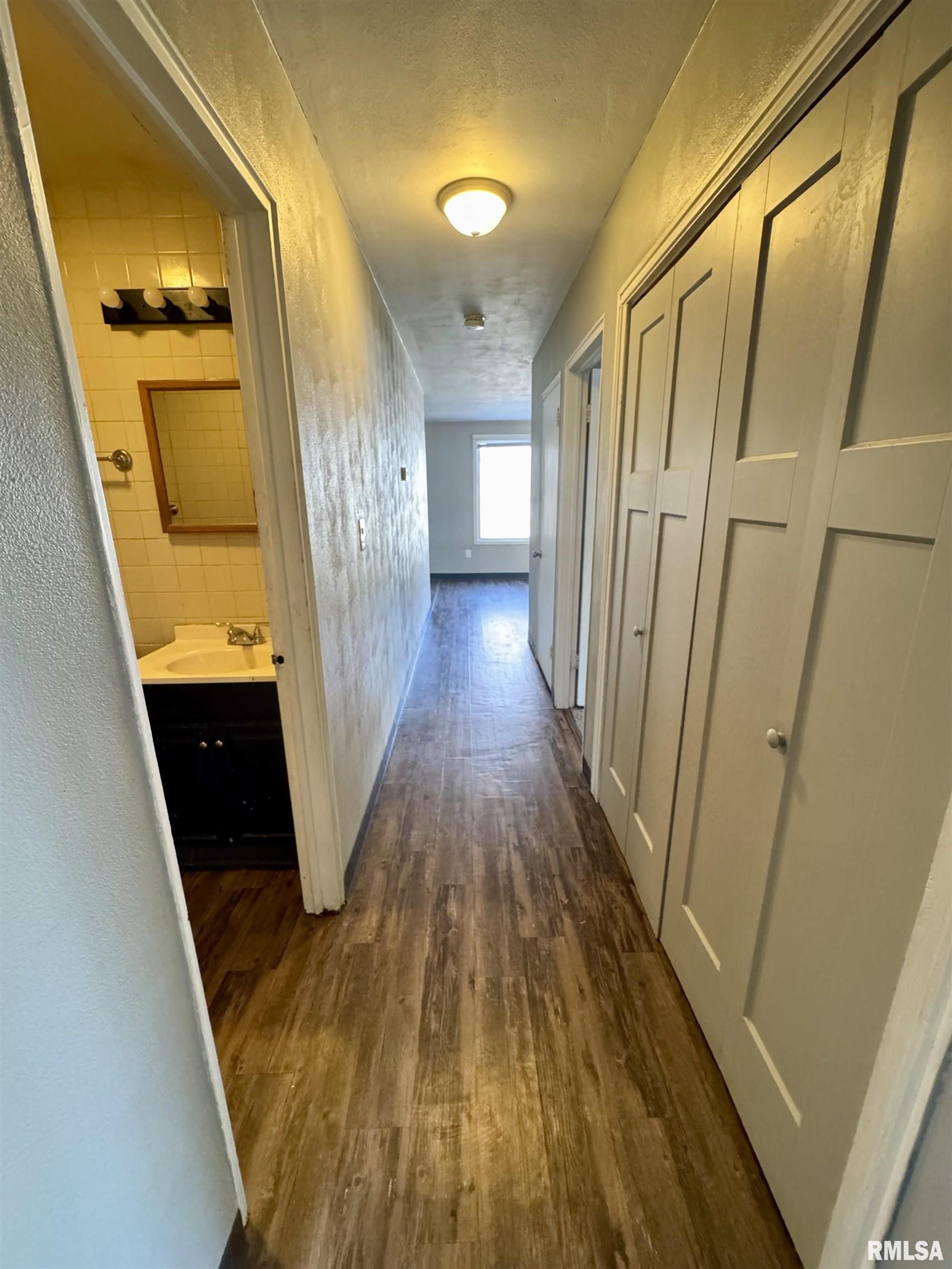 902 39th St Court Moline, IL 61265 - Photo 5 of 9