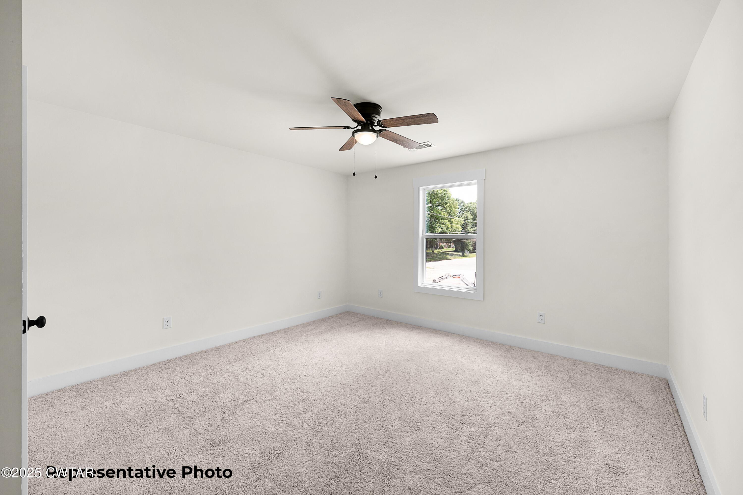 161 West Grand Street Jackson, TN 38301 - Photo 15 of 17 an empty room with windows and fan