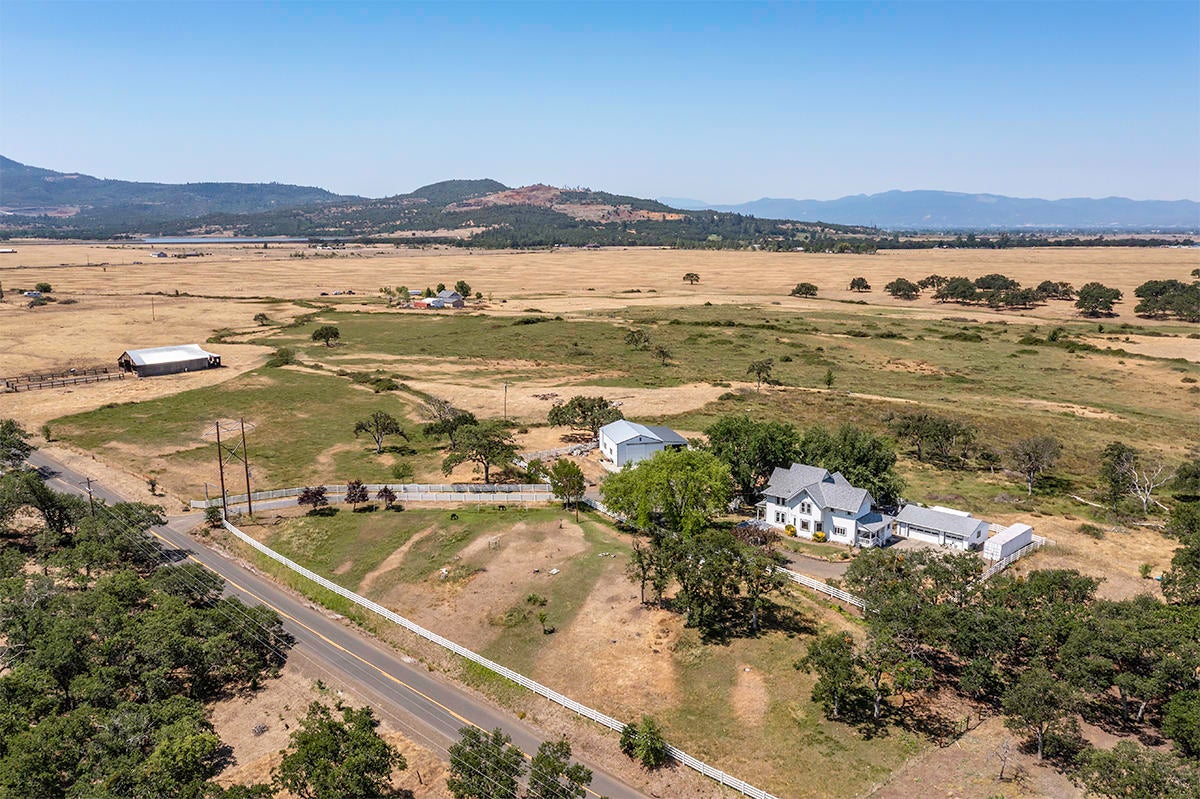 605 Meridian Road Eagle Point, OR 97524 - Photo 7 of 71 5