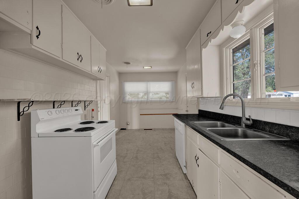 1933 Cedar Street Amarillo, TX 79106 - Photo 8 of 20 kitchen