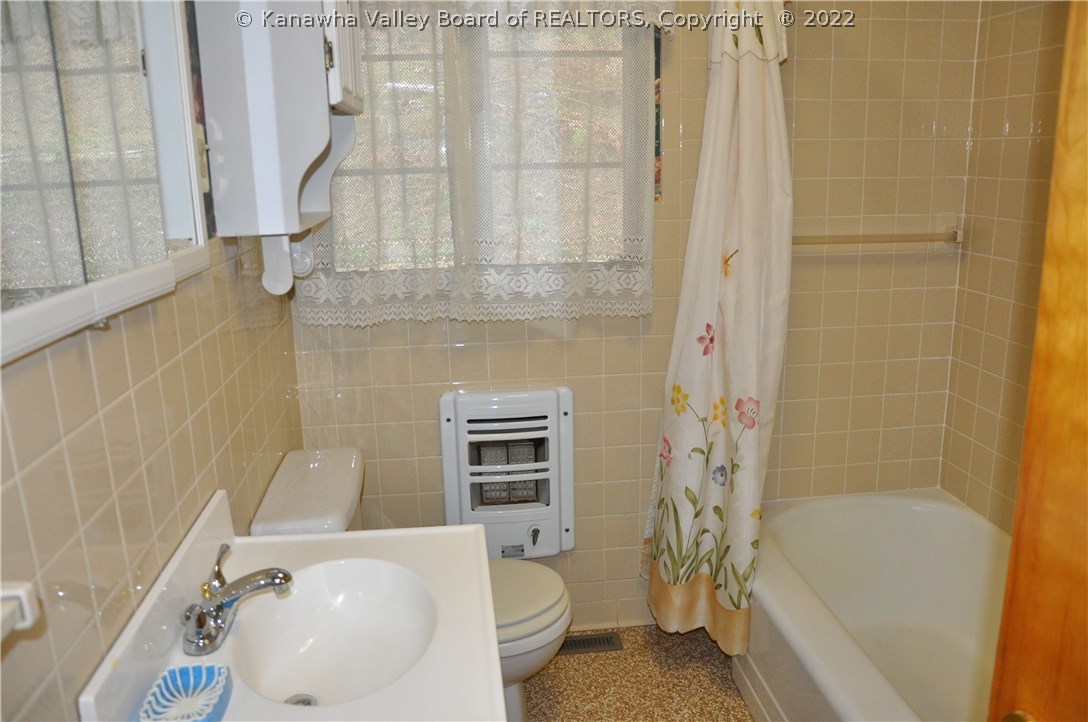 3229 Short Creek Road Racine, WV 25165 - Photo 15 of 30 Tile walls are in great shape...shower in tub.