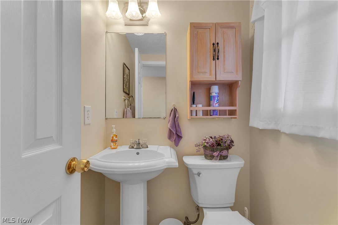 563 North Carpenter Road Brunswick, OH 44212 - Photo 15 of 45 Bathroom with toilet