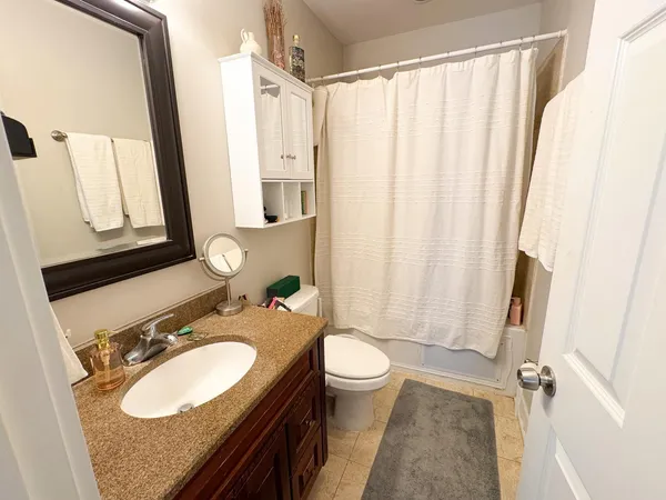 $1,900 | 2634 West Glenlake Avenue, Unit 3C, Chicago, IL 60659