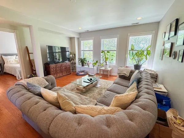 $1,900 | 2634 West Glenlake Avenue, Unit 3C, Chicago, IL 60659