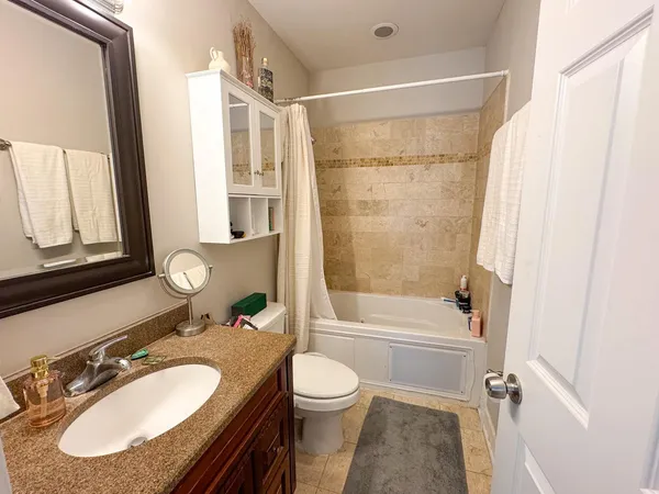 $1,900 | 2634 West Glenlake Avenue, Unit 3C, Chicago, IL 60659