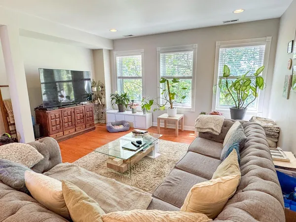 $1,900 | 2634 West Glenlake Avenue, Unit 3C, Chicago, IL 60659