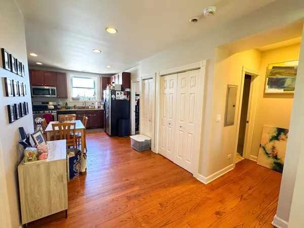 $1,900 | 2634 West Glenlake Avenue, Unit 3C, Chicago, IL 60659