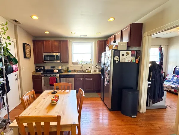 $1,900 | 2634 West Glenlake Avenue, Unit 3C, Chicago, IL 60659