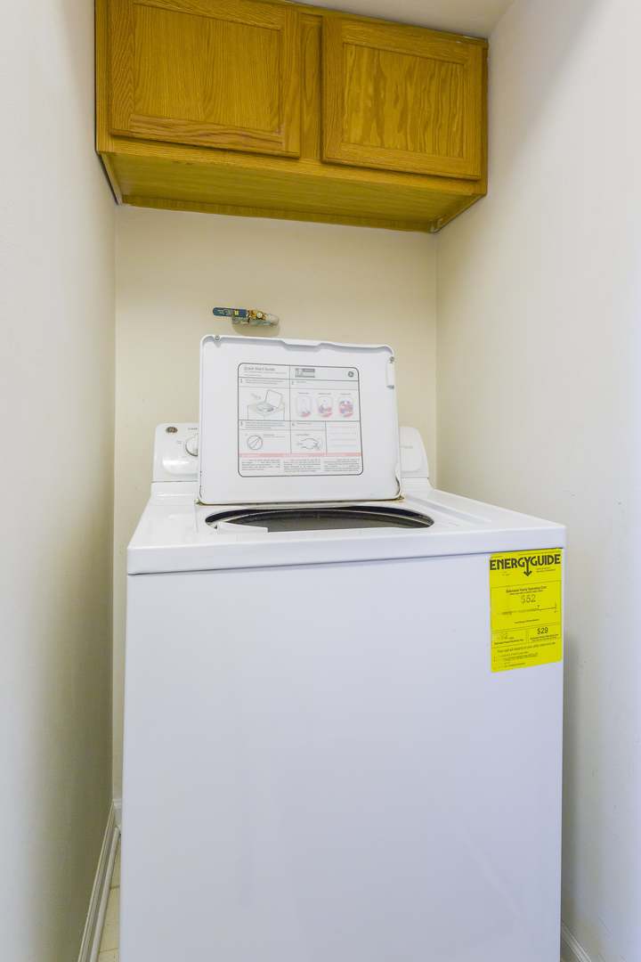 147 Heather Glen Drive, Unit 147 Aurora, IL 60504 - Photo 14 of 14 a close up of a wall